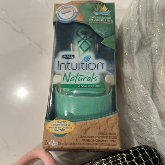 Bundle - Notebook, Intuition Razor, Burt’s Bees Balms, Glass Case, Scarf & Key - Picture 3 of 10